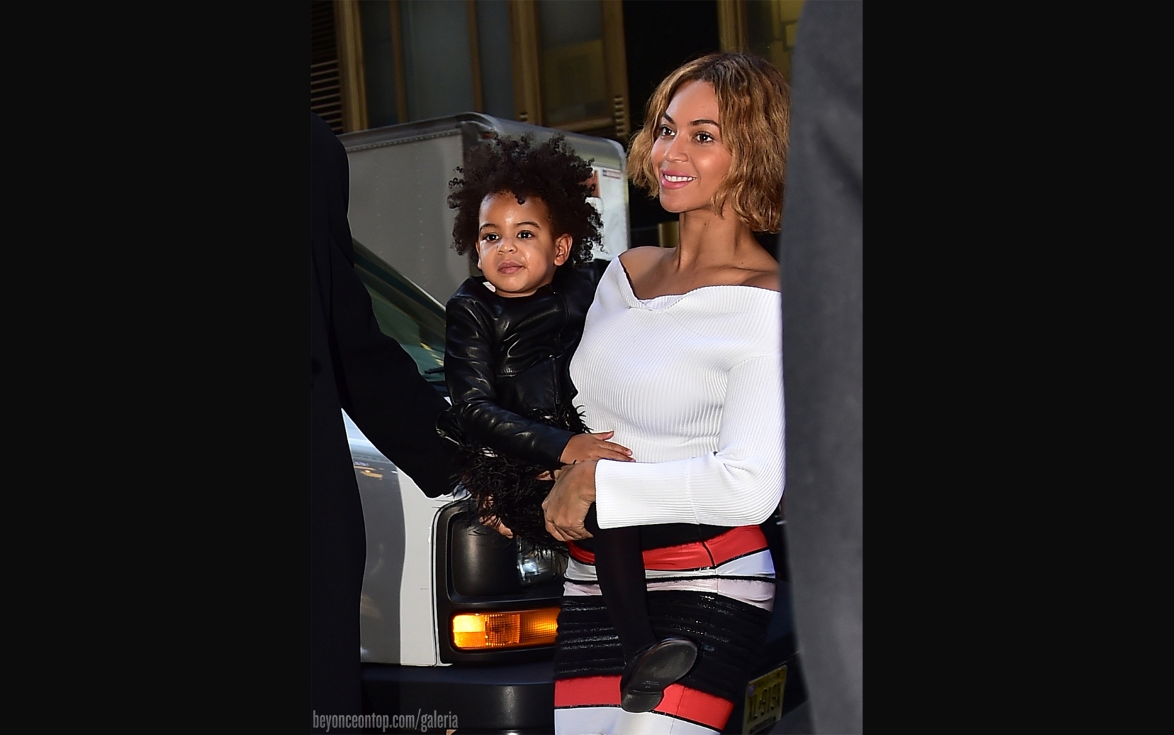 Beyonc&eacute; foi fotografada carregando sua filha, Blue Ivy, nessa ter&ccedil;a-feira, em NY
