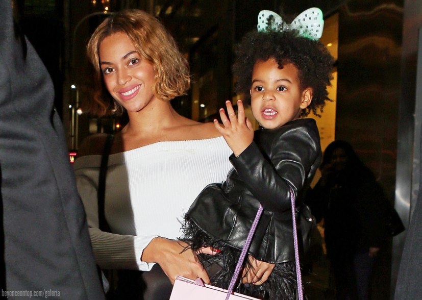 Beyonc&eacute; foi fotografada carregando sua filha, Blue Ivy, nessa ter&ccedil;a-feira, em NY