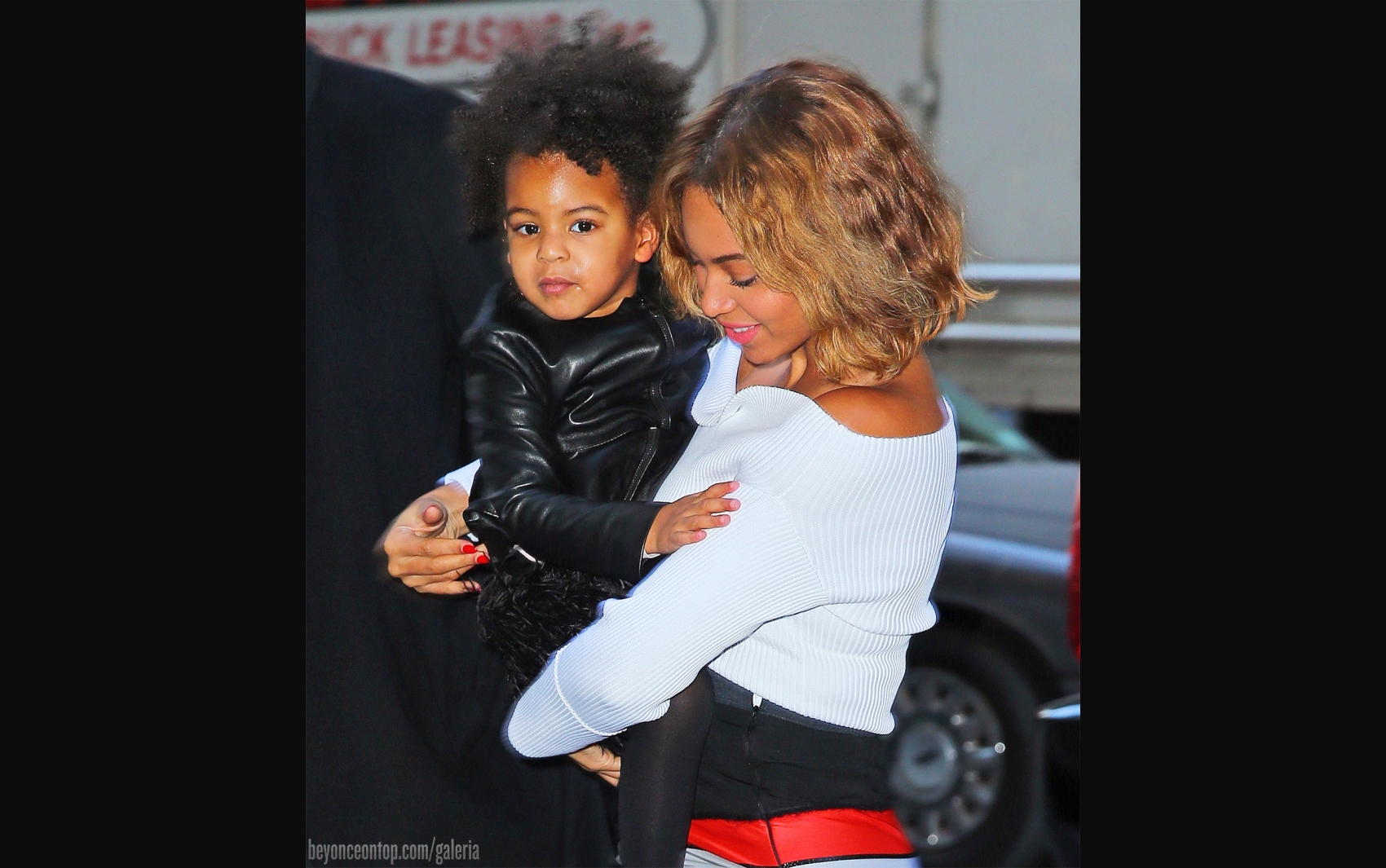 Beyonc&eacute; foi fotografada carregando sua filha, Blue Ivy, nessa ter&ccedil;a-feira, em NY