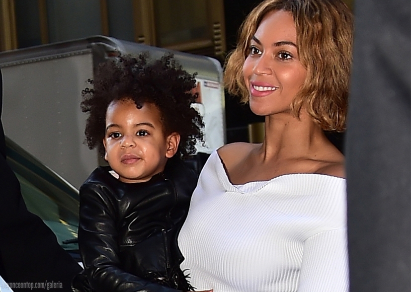 Beyonc&eacute; foi fotografada carregando sua filha, Blue Ivy, nessa ter&ccedil;a-feira, em NY