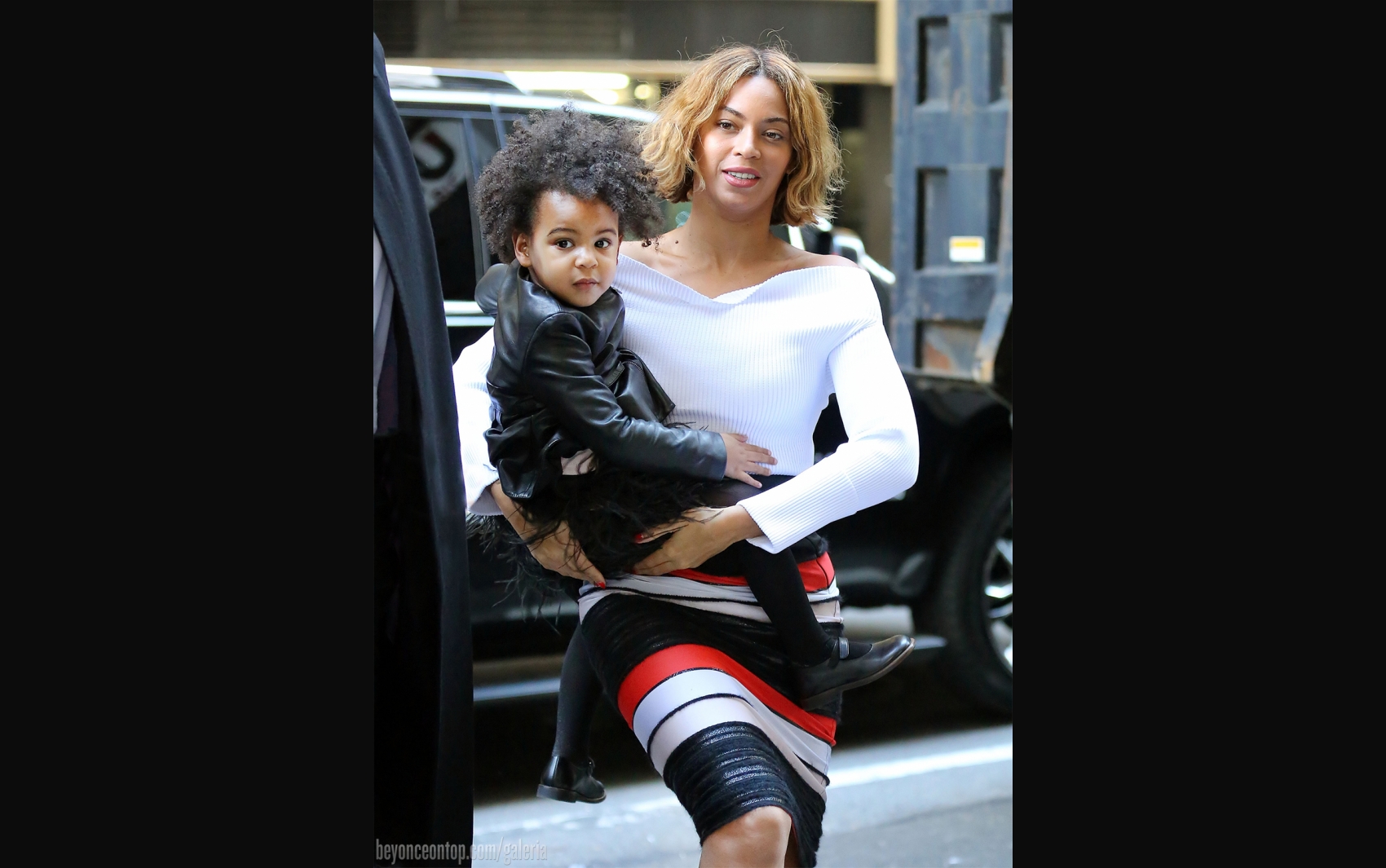 Beyonc&eacute; foi fotografada carregando sua filha, Blue Ivy, nessa ter&ccedil;a-feira, em NY