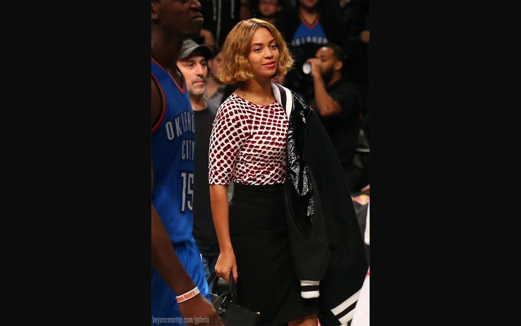 Beyonc&eacute; e Jay Z assistiram &agrave; partida de basquete do Brooklyn Nets, em NY