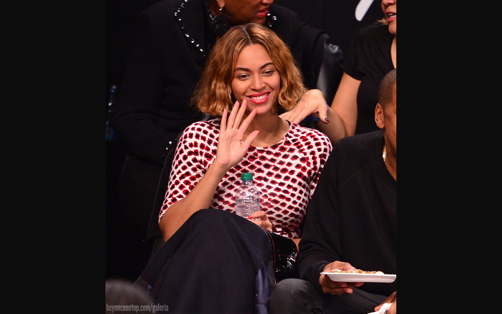 Beyonc&eacute; e Jay Z assistiram &agrave; partida de basquete do Brooklyn Nets, em NY