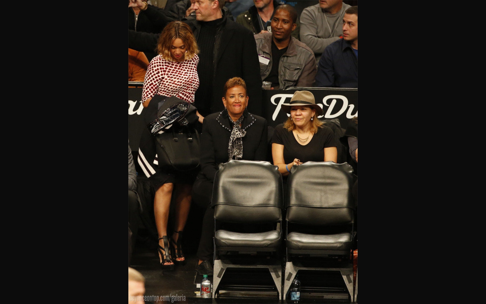Beyonc&eacute; e Jay Z assistiram &agrave; partida de basquete do Brooklyn Nets, em NY
