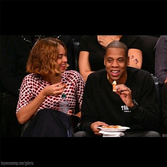 Beyonc&eacute; e Jay Z assistiram &agrave; partida de basquete do Brooklyn Nets, em NY