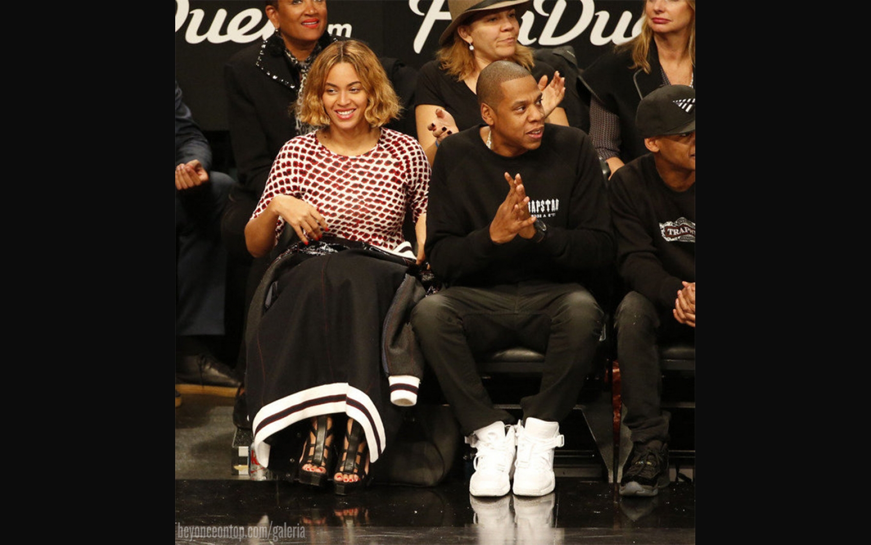 Beyonc&eacute; e Jay Z assistiram &agrave; partida de basquete do Brooklyn Nets, em NY