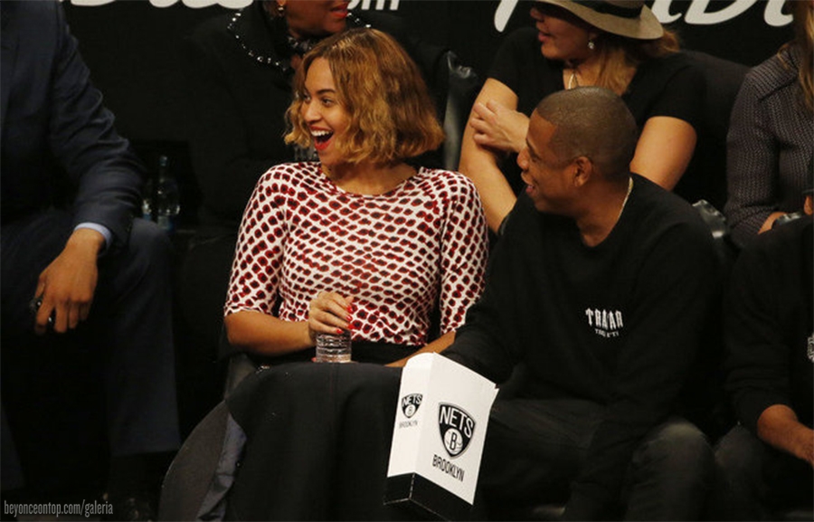 Beyonc&eacute; e Jay Z assistiram &agrave; partida de basquete do Brooklyn Nets, em NY