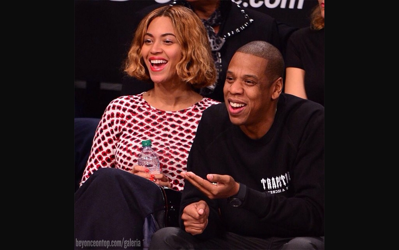 Beyonc&eacute; e Jay Z assistiram &agrave; partida de basquete do Brooklyn Nets, em NY