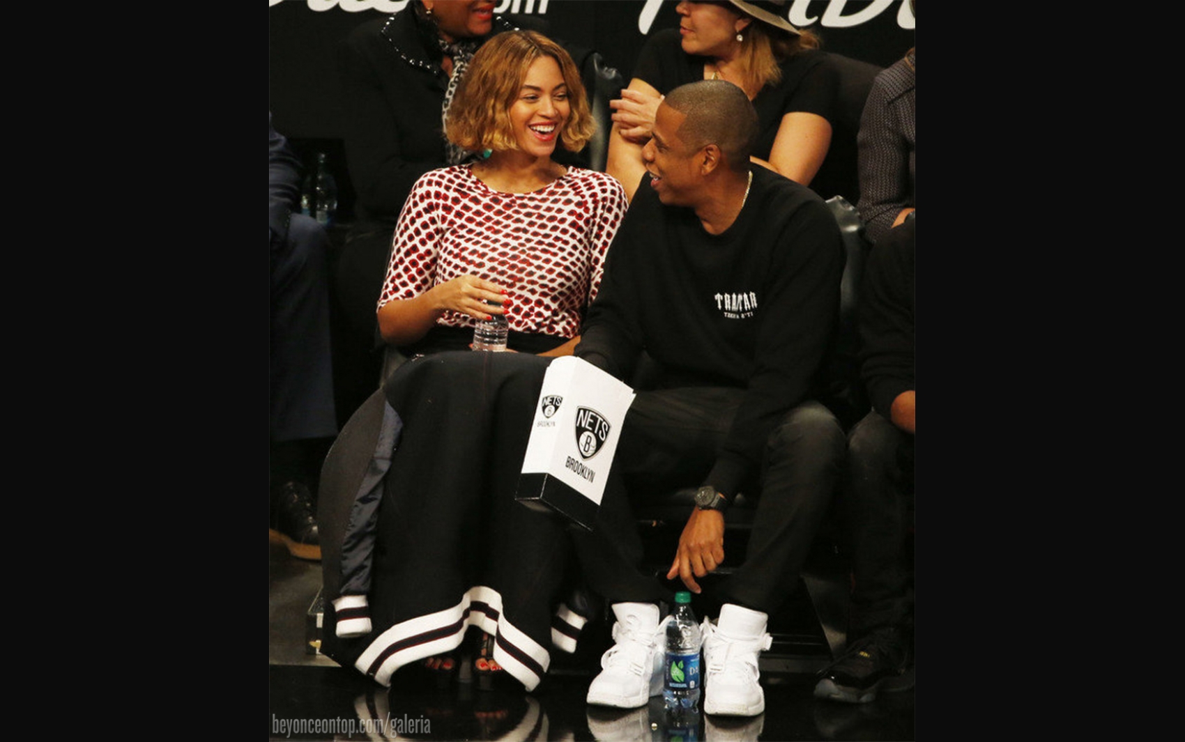 Beyonc&eacute; e Jay Z assistiram &agrave; partida de basquete do Brooklyn Nets, em NY