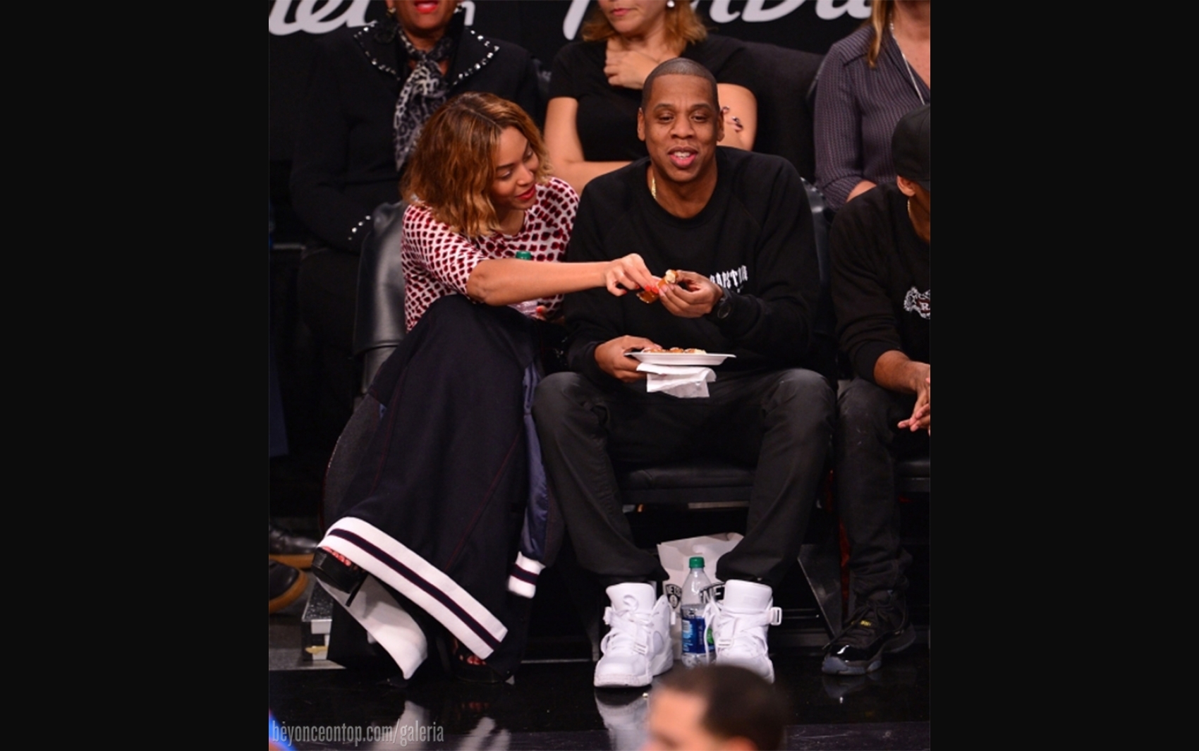 Beyonc&eacute; e Jay Z assistiram &agrave; partida de basquete do Brooklyn Nets, em NY