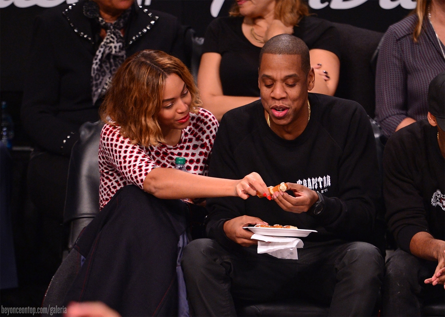 Beyonc&eacute; e Jay Z assistiram &agrave; partida de basquete do Brooklyn Nets, em NY