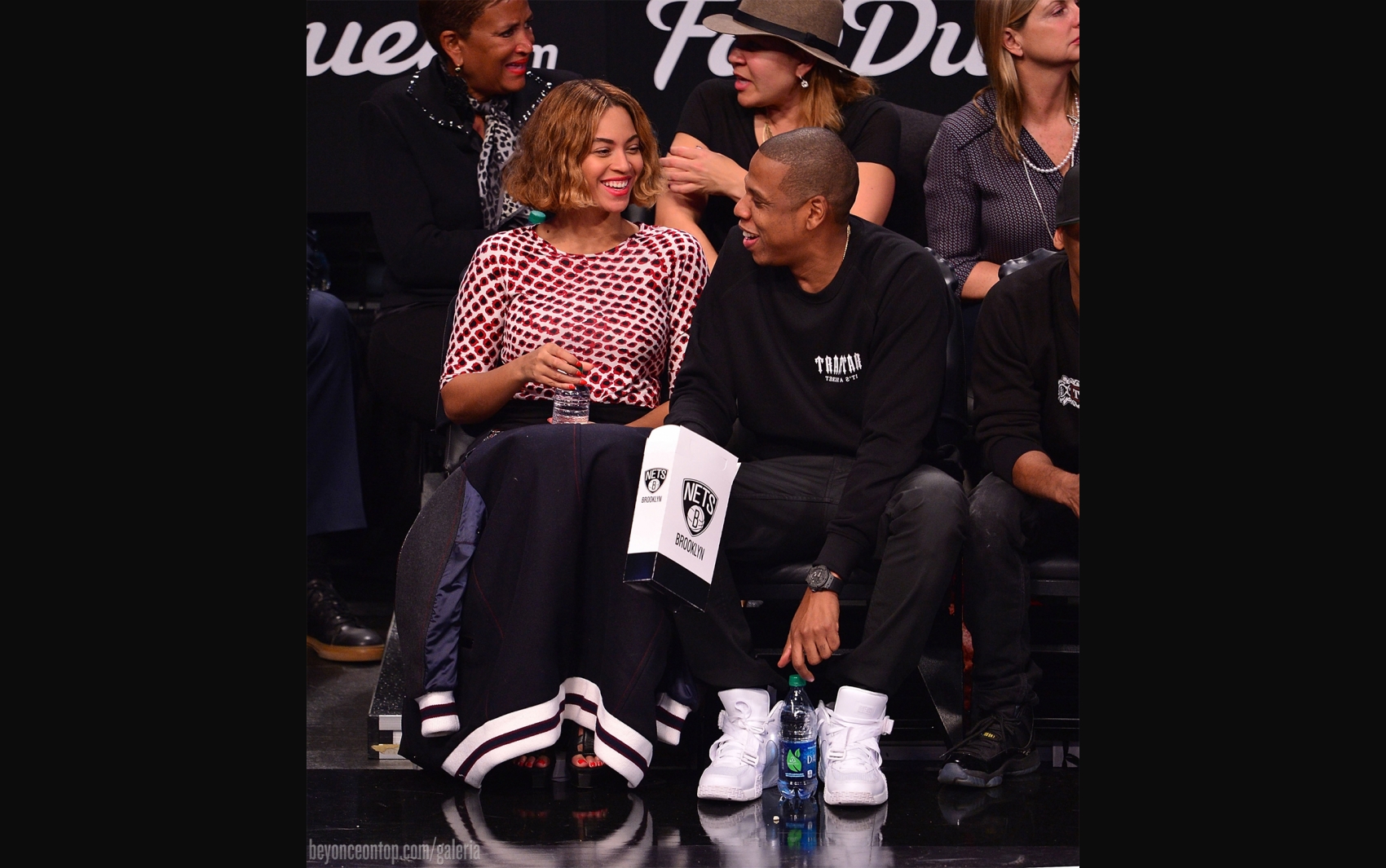 Beyonc&eacute; e Jay Z assistiram &agrave; partida de basquete do Brooklyn Nets, em NY