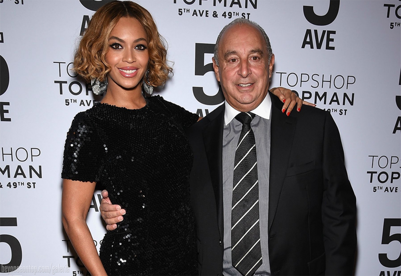 Beyonc&eacute; posa ao lado de Sir Phillip Green, presidente da Topshop