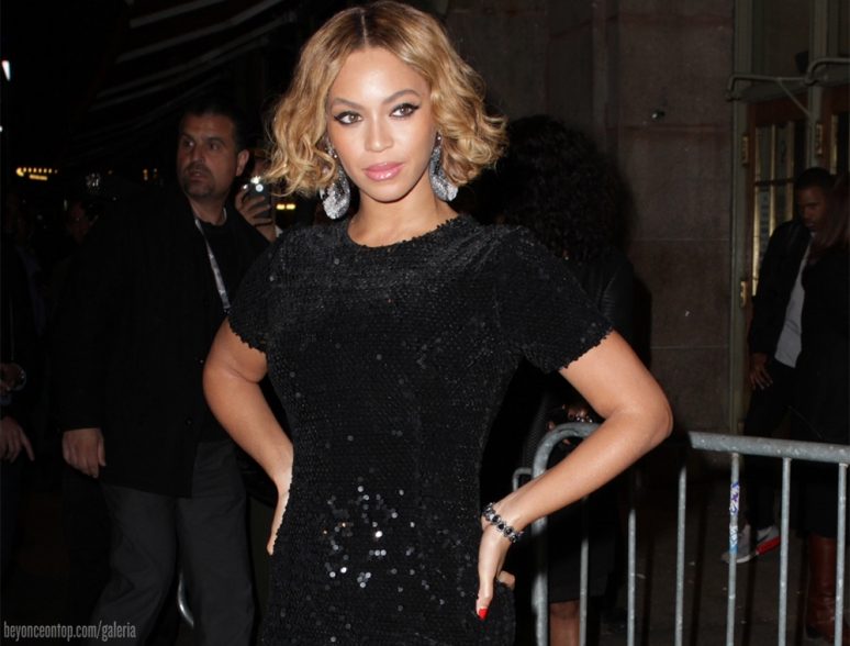 Beyonc&eacute; em inaugura&ccedil;&atilde;o da Topshop em Nova York