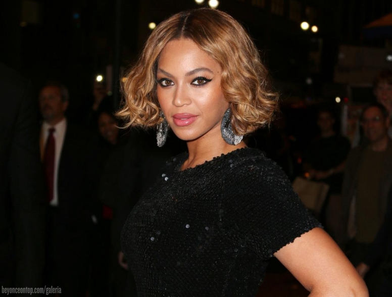 Beyonc&eacute; em inaugura&ccedil;&atilde;o da Topshop em Nova York