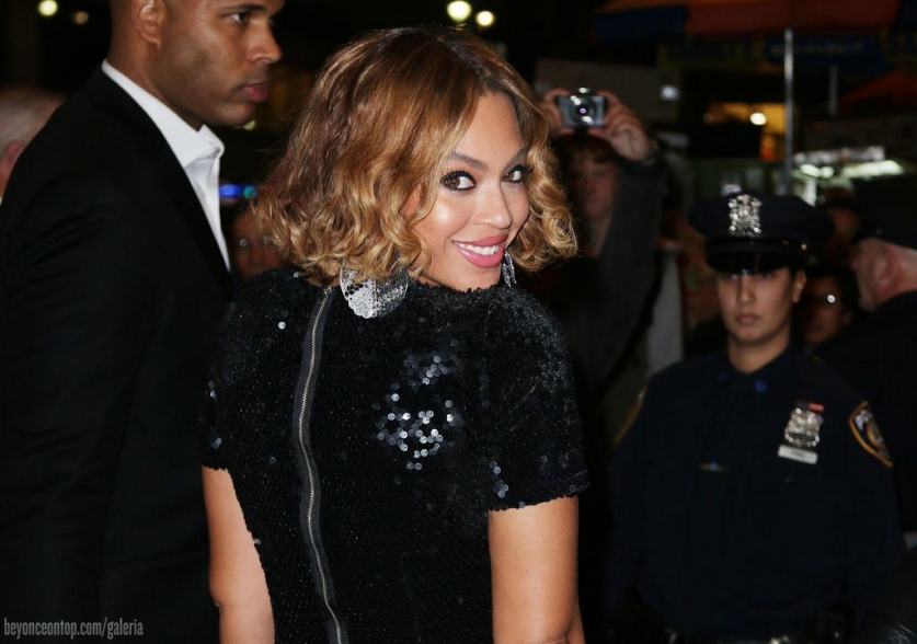 Beyonc&eacute; em inaugura&ccedil;&atilde;o da Topshop em Nova York