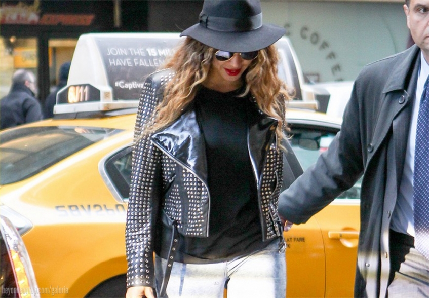 Beyonc&eacute; &eacute; fotografada ao chegar em seu escrit&oacute;rio em Nova York