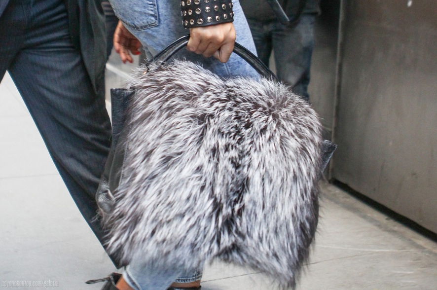 Beyonc&eacute; &eacute; fotografada ao chegar em seu escrit&oacute;rio em Nova York