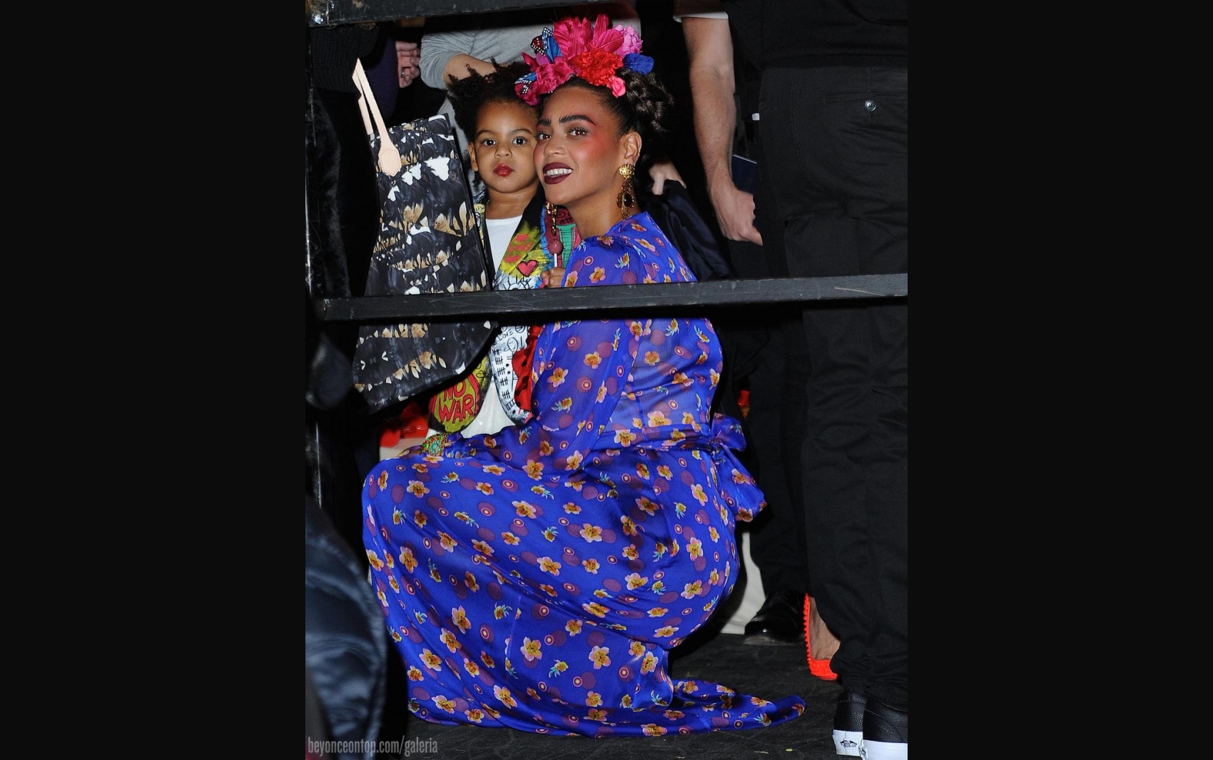 Beyonc&eacute; fantasiada de Frida e Blue Ivy representando obra do pintor Basquiat