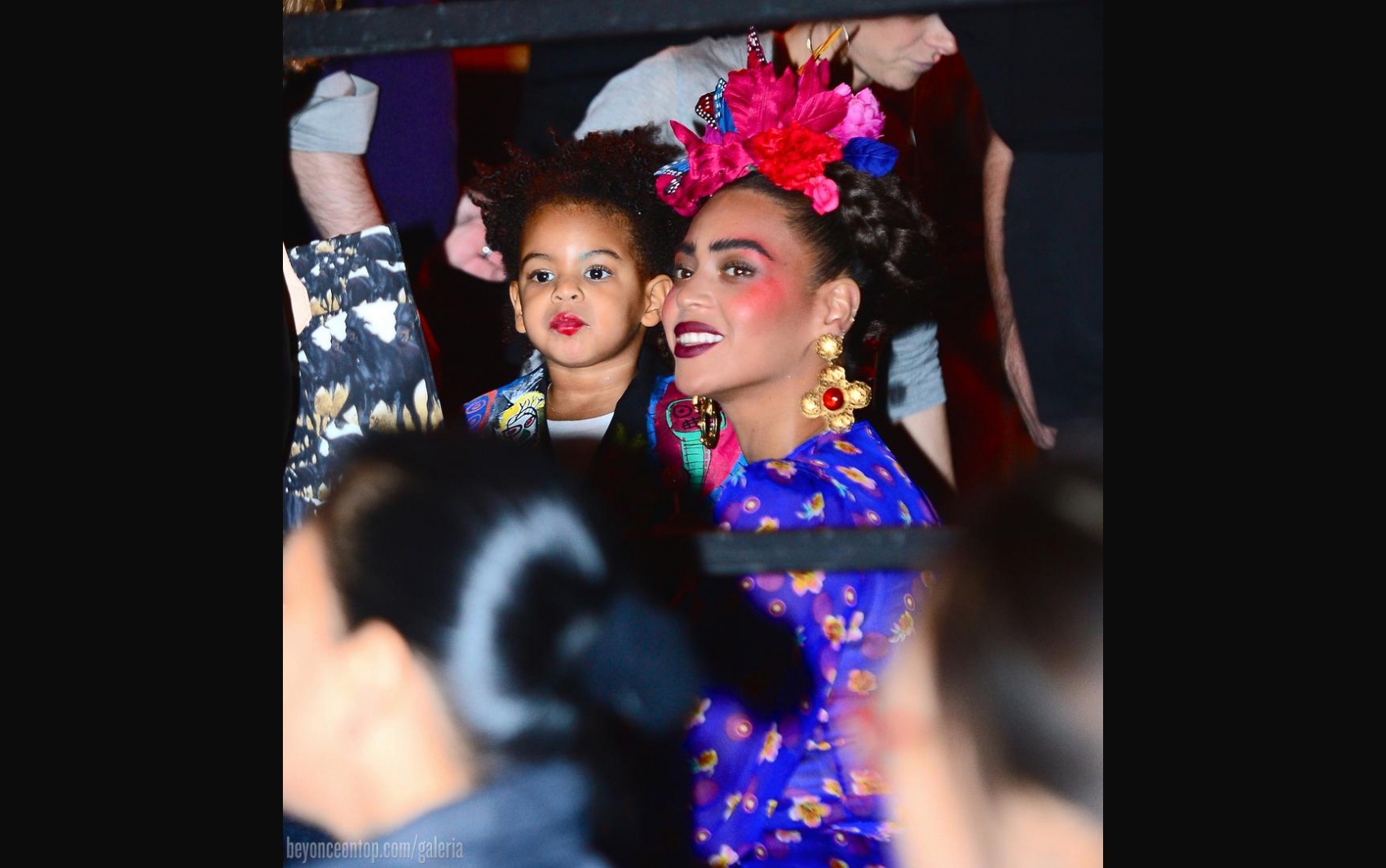 Beyonc&eacute; fantasiada de Frida e Blue Ivy representando obra do pintor Basquiat