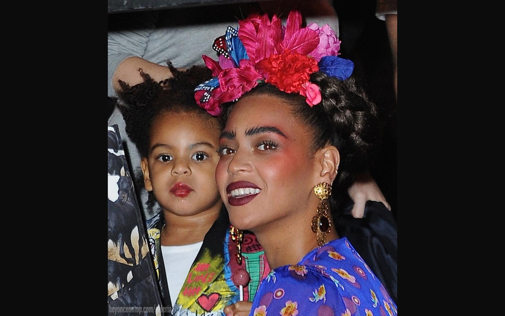 Beyonc&eacute; fantasiada de Frida e Blue Ivy representando obra do pintor Basquiat