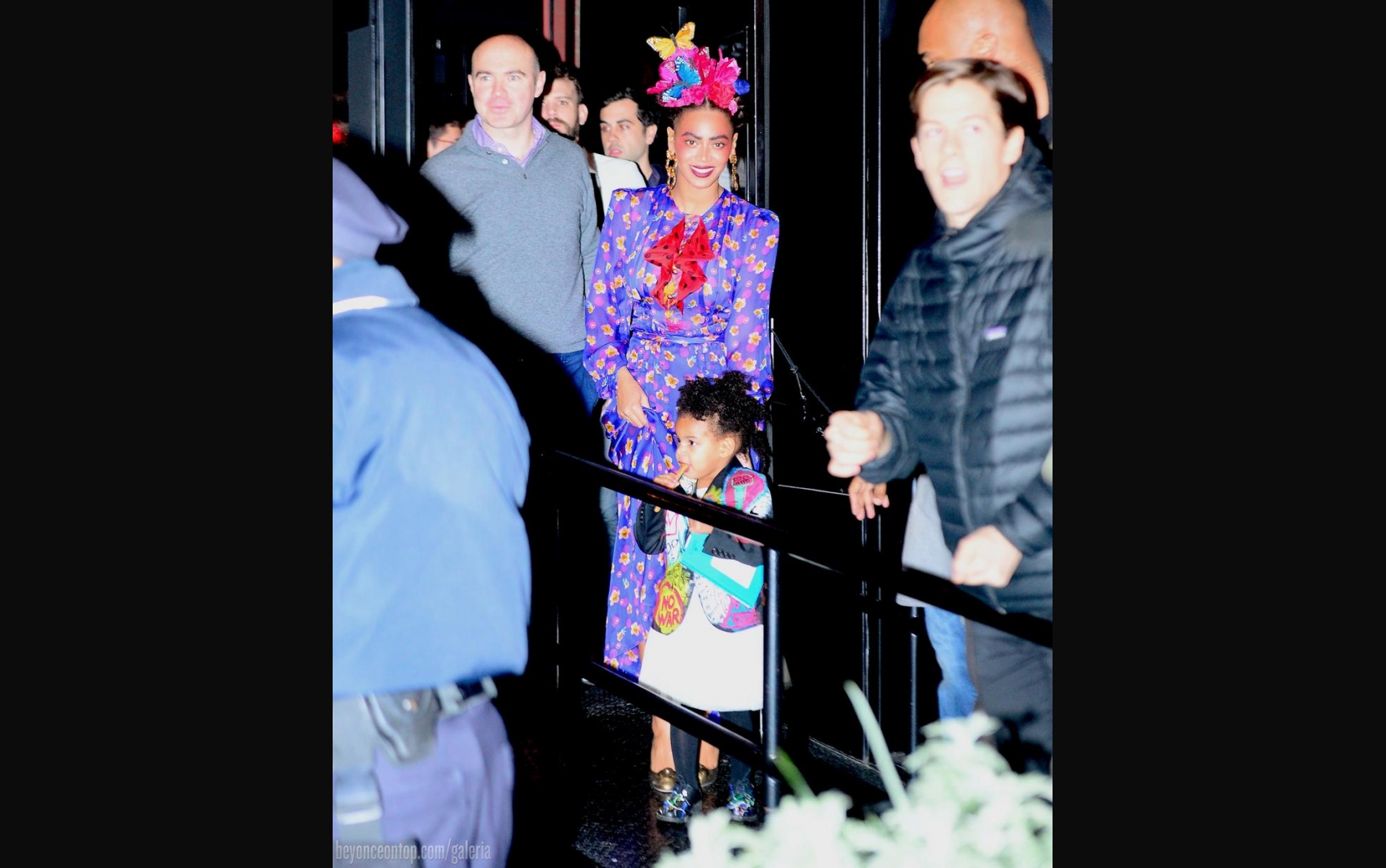 Beyonc&eacute; fantasiada de Frida e Blue Ivy representando obra do pintor Basquiat