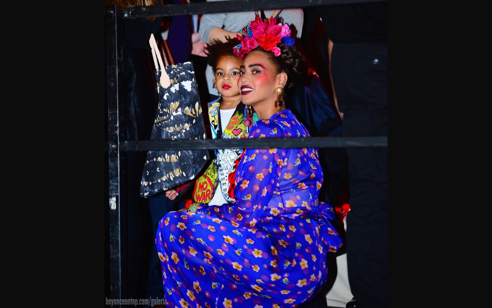 Beyonc&eacute; fantasiada de Frida e Blue Ivy representando obra do pintor Basquiat