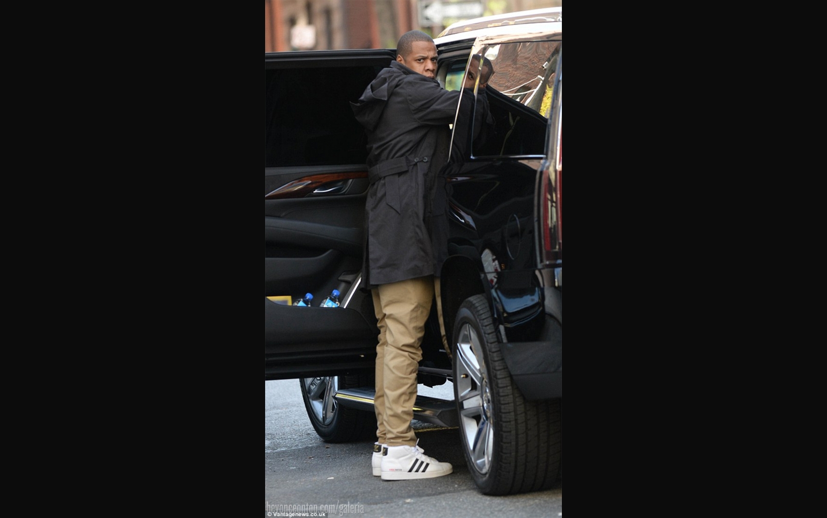 Fam&iacute;lia foi clicada ao chegar em edif&iacute;cio em Nova York