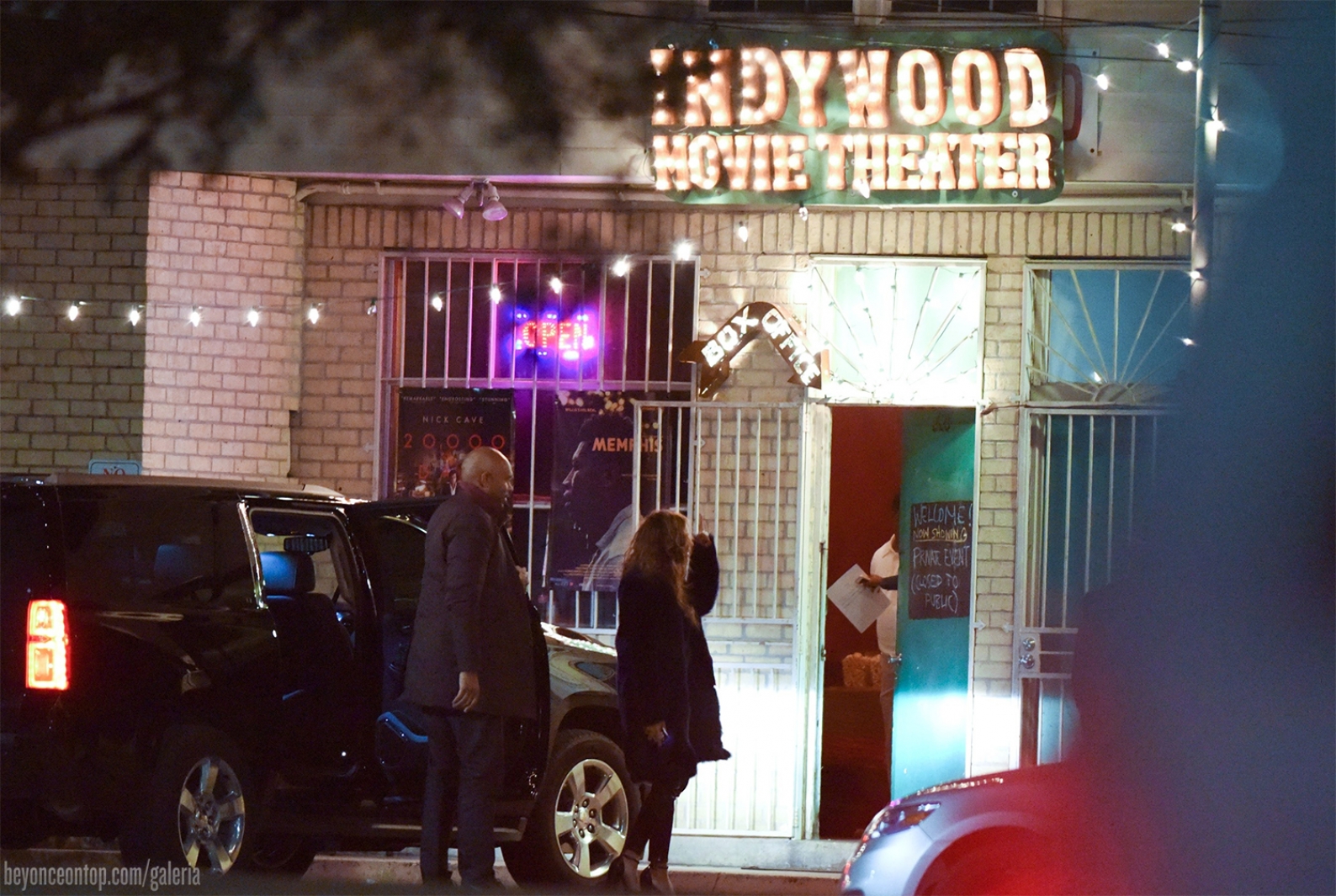 Beyonc&eacute; chegando ao cinema Indywood, em Nova Orleans