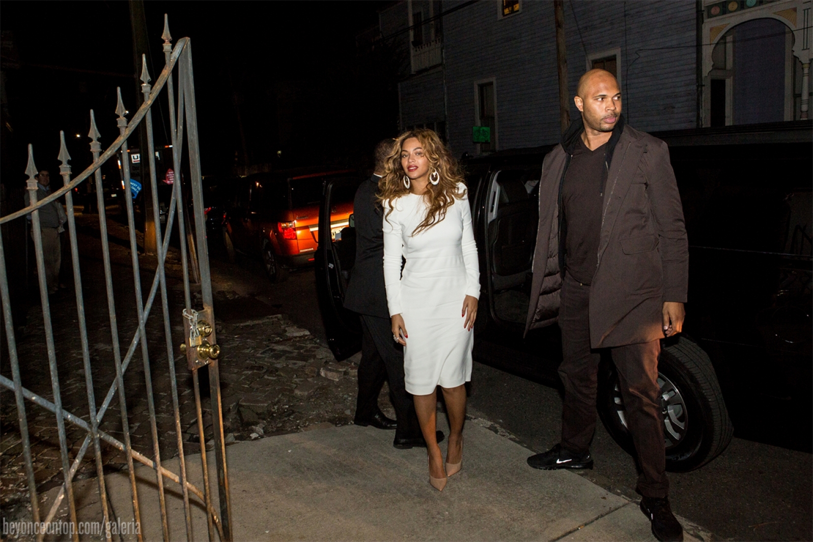 Beyonc&eacute; chegando em ensaio para o casamento da irm&atilde;, Solange