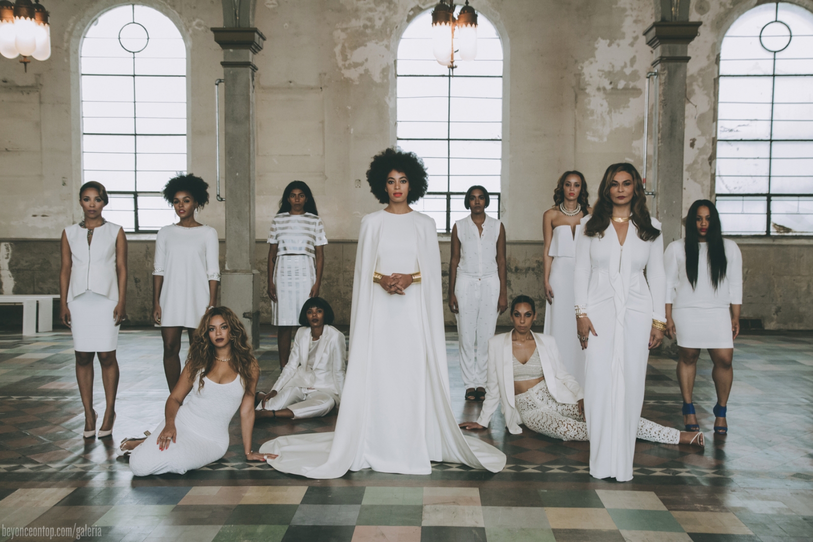 Amigas e familiares da noiva posam para fotos oficiais do casamento de Solange