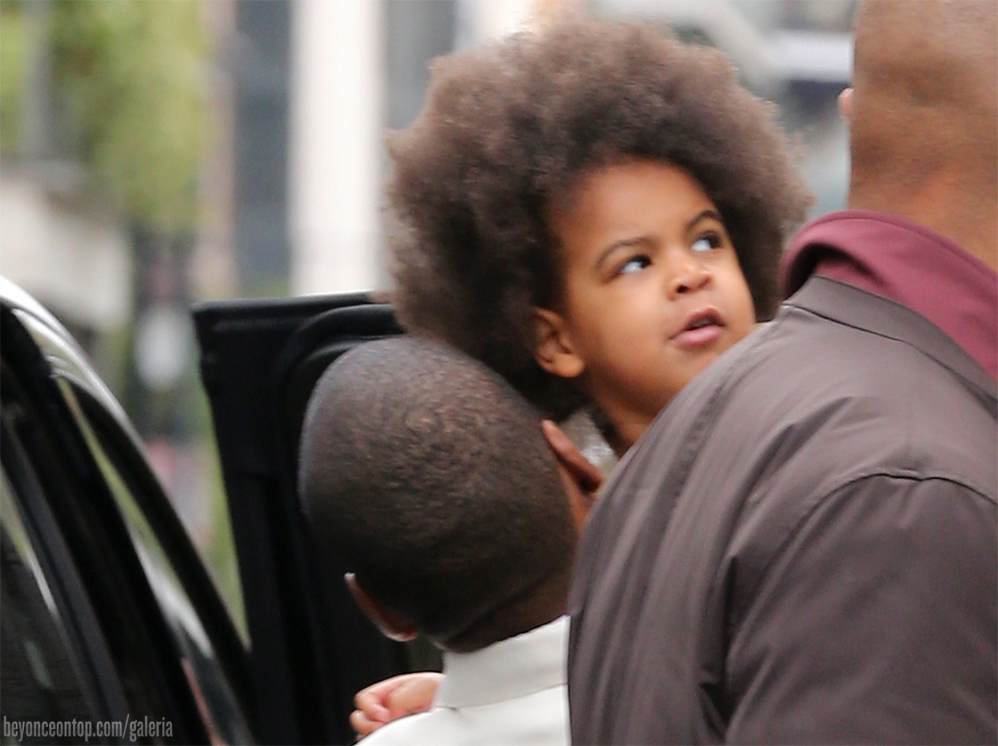 Jay Z e a filha, Blue Ivy, chegam ao casamento de Solange