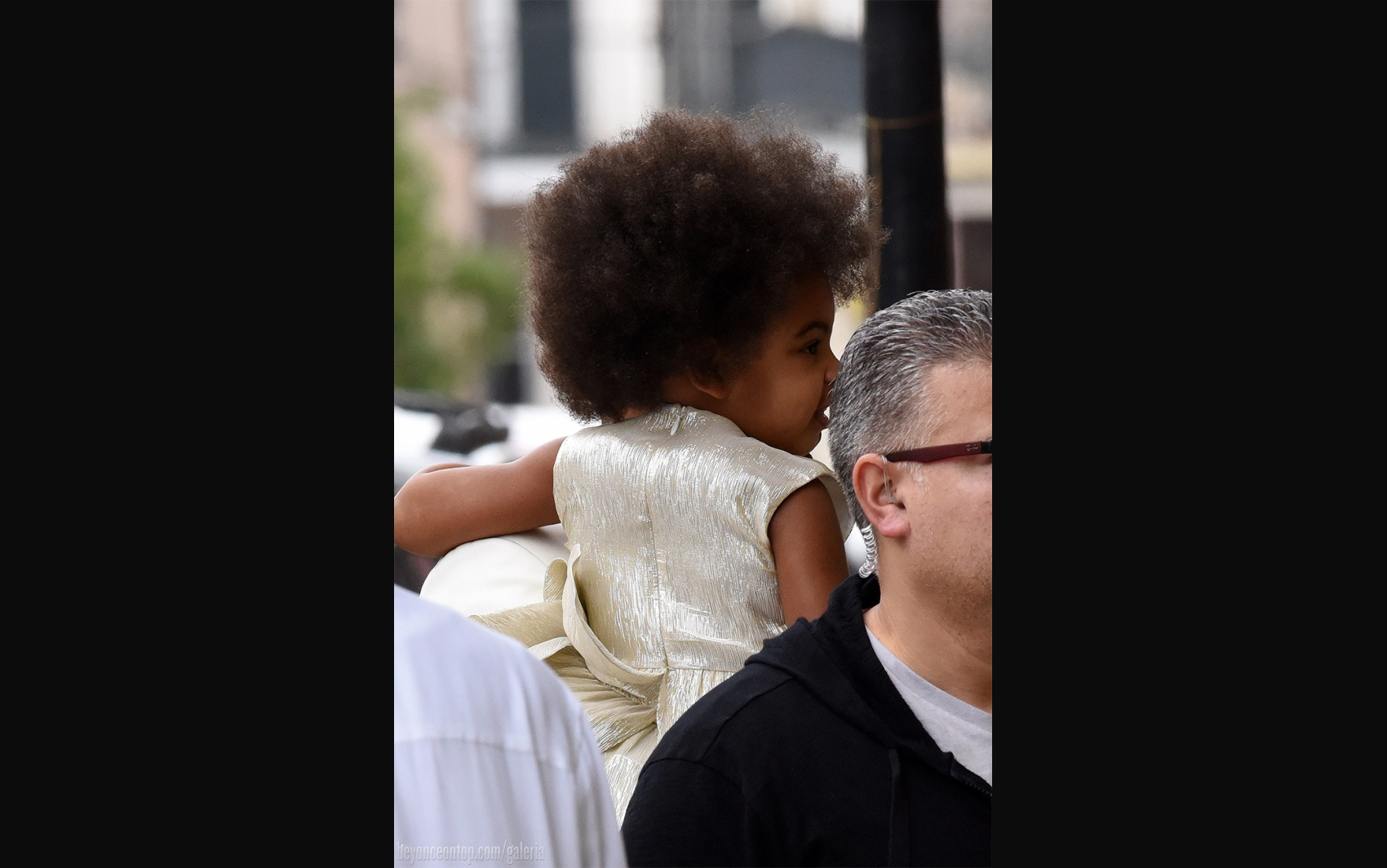 Jay Z e a filha, Blue Ivy, chegam ao casamento de Solange