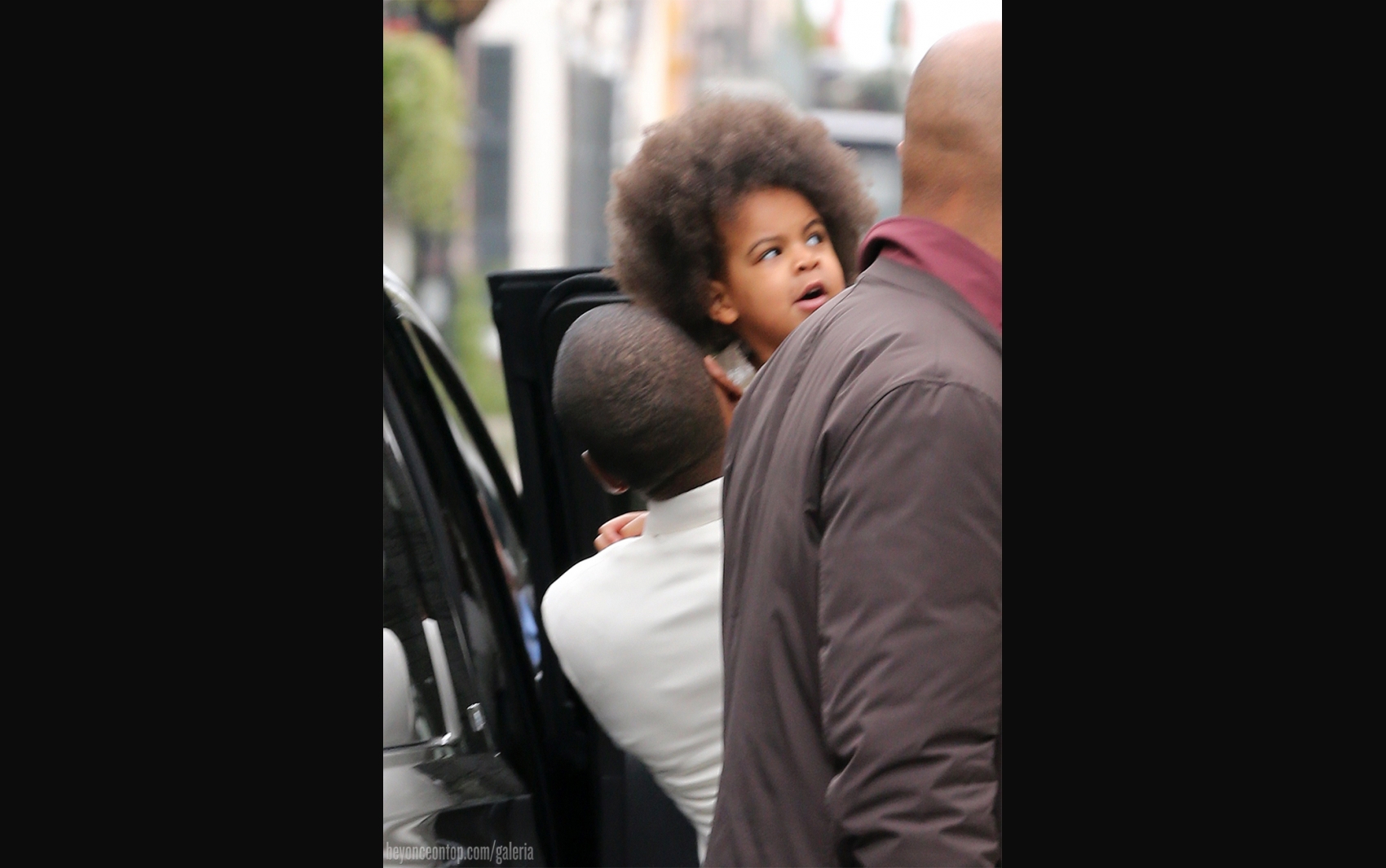 Jay Z e a filha, Blue Ivy, chegam ao casamento de Solange