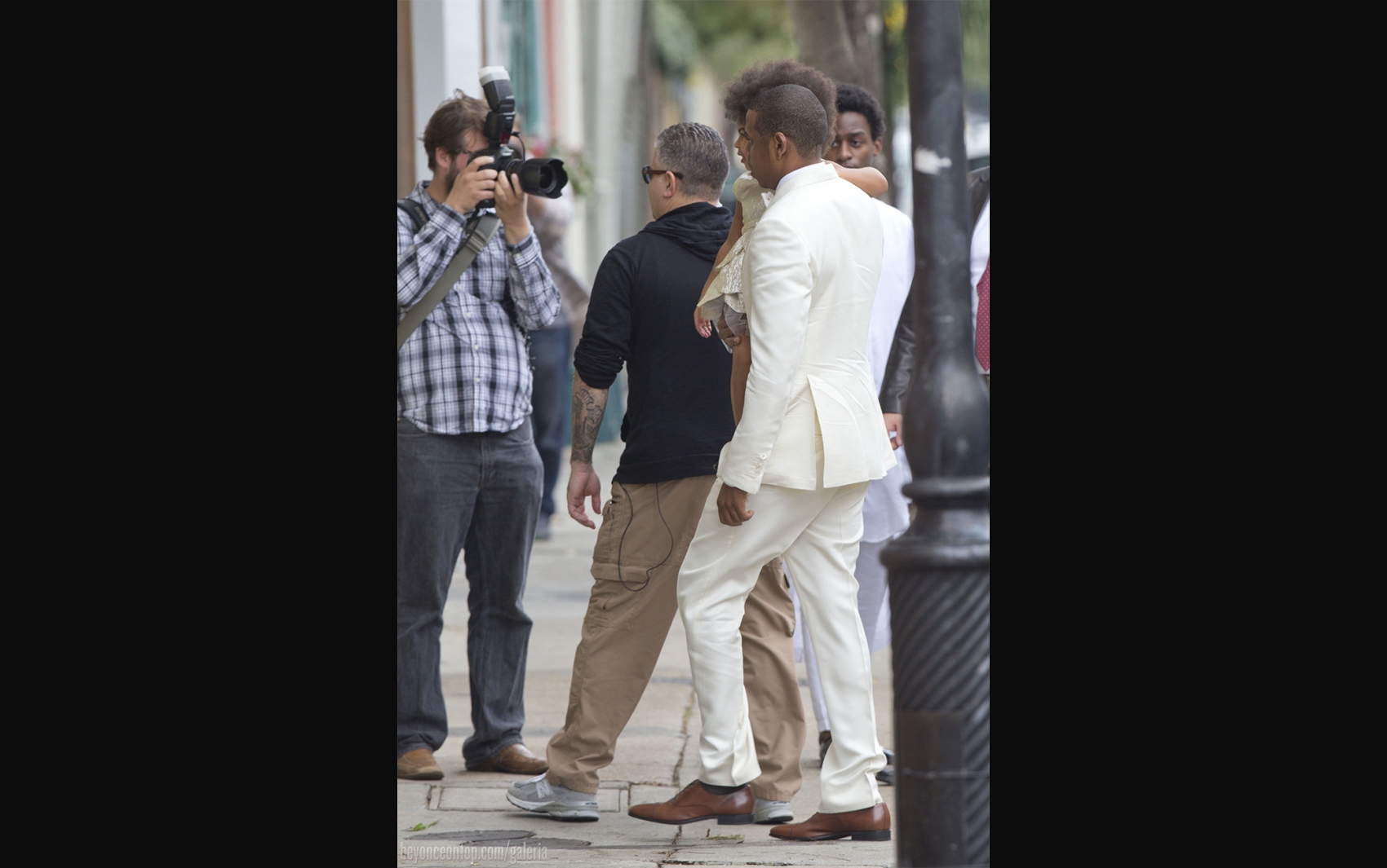 Jay Z e a filha, Blue Ivy, chegam ao casamento de Solange