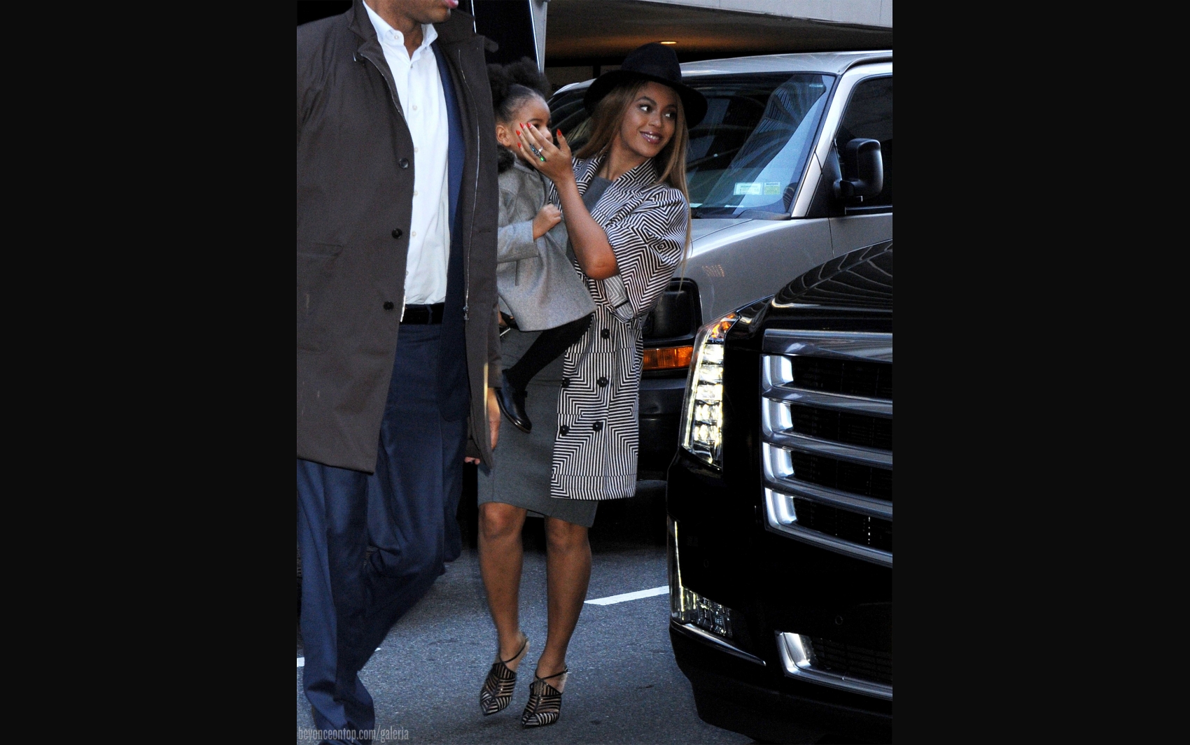 Beyonc&eacute; e Blue chegam &agrave; pr&eacute;-estreia do filme 'Annie', em NY