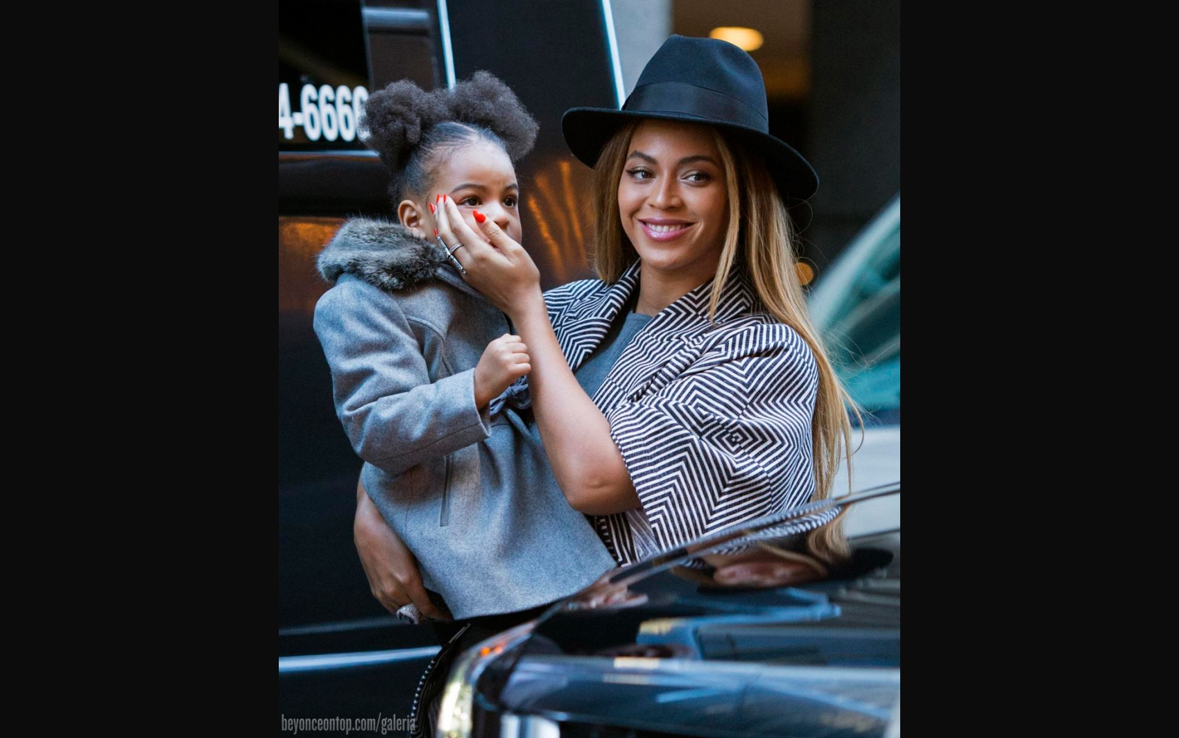 Beyonc&eacute; e Blue chegam &agrave; pr&eacute;-estreia do filme 'Annie', em NY