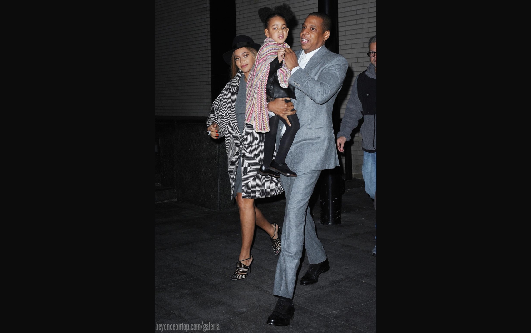 Beyonc&eacute;, Jay Z e Blue deixando a pr&eacute;-estreia do filme 'Annie', em NY