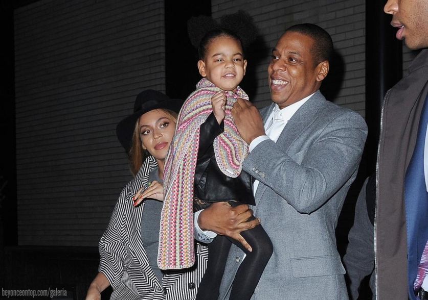 Beyonc&eacute;, Jay Z e Blue deixando a pr&eacute;-estreia do filme 'Annie', em NY