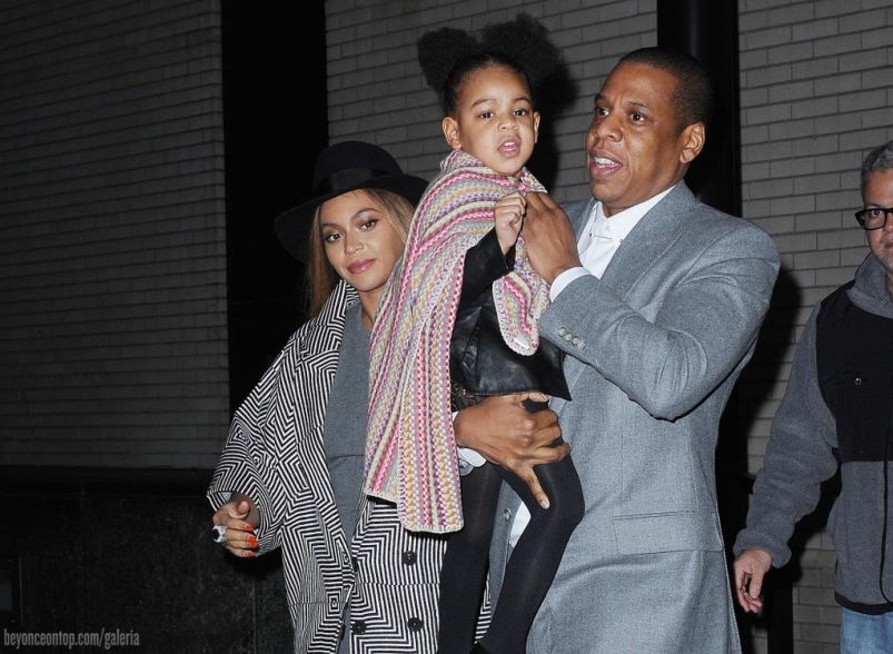 Beyonc&eacute;, Jay Z e Blue deixando a pr&eacute;-estreia do filme 'Annie', em NY