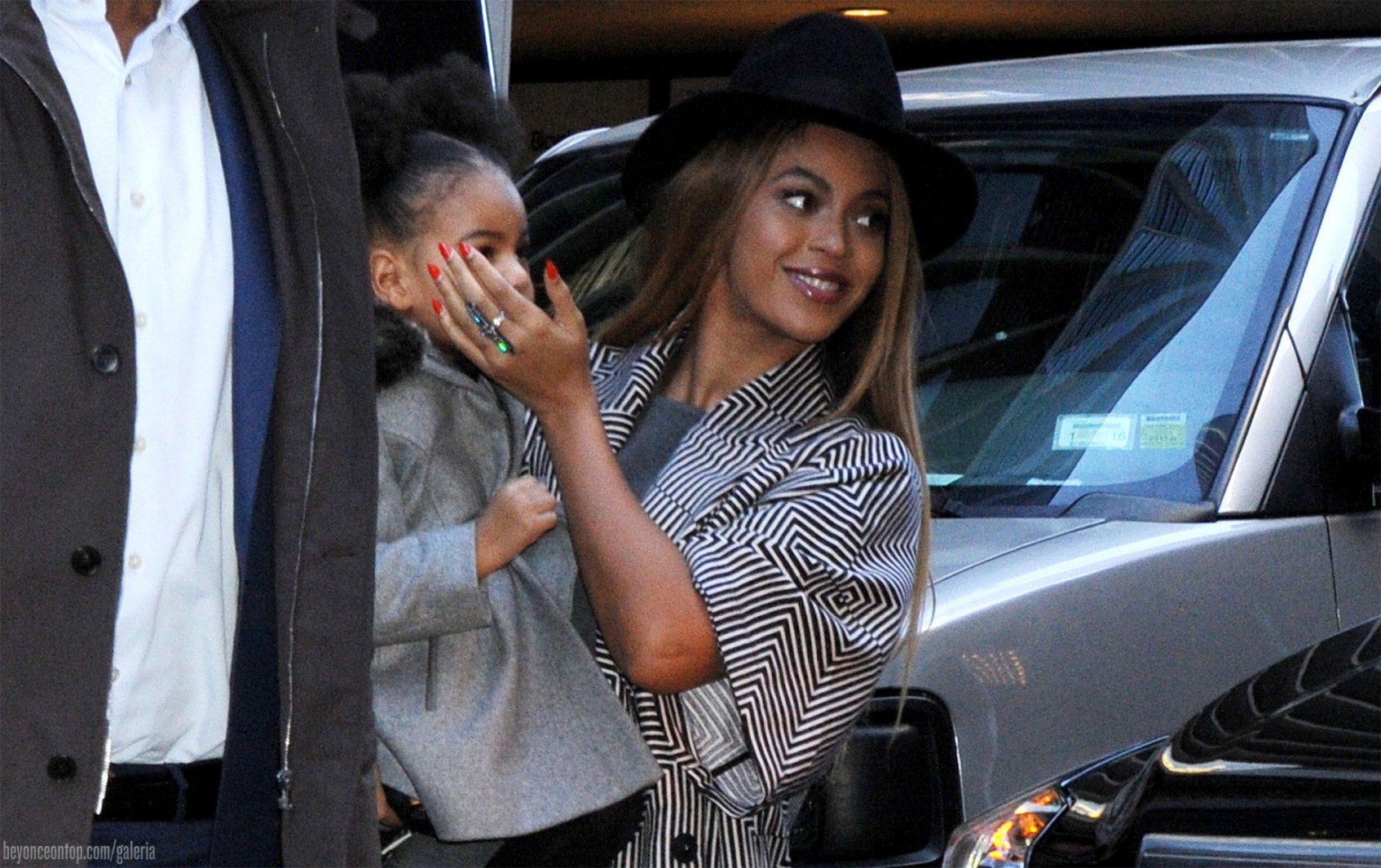 Beyonc&eacute; e Blue chegam &agrave; pr&eacute;-estreia do filme 'Annie', em NY