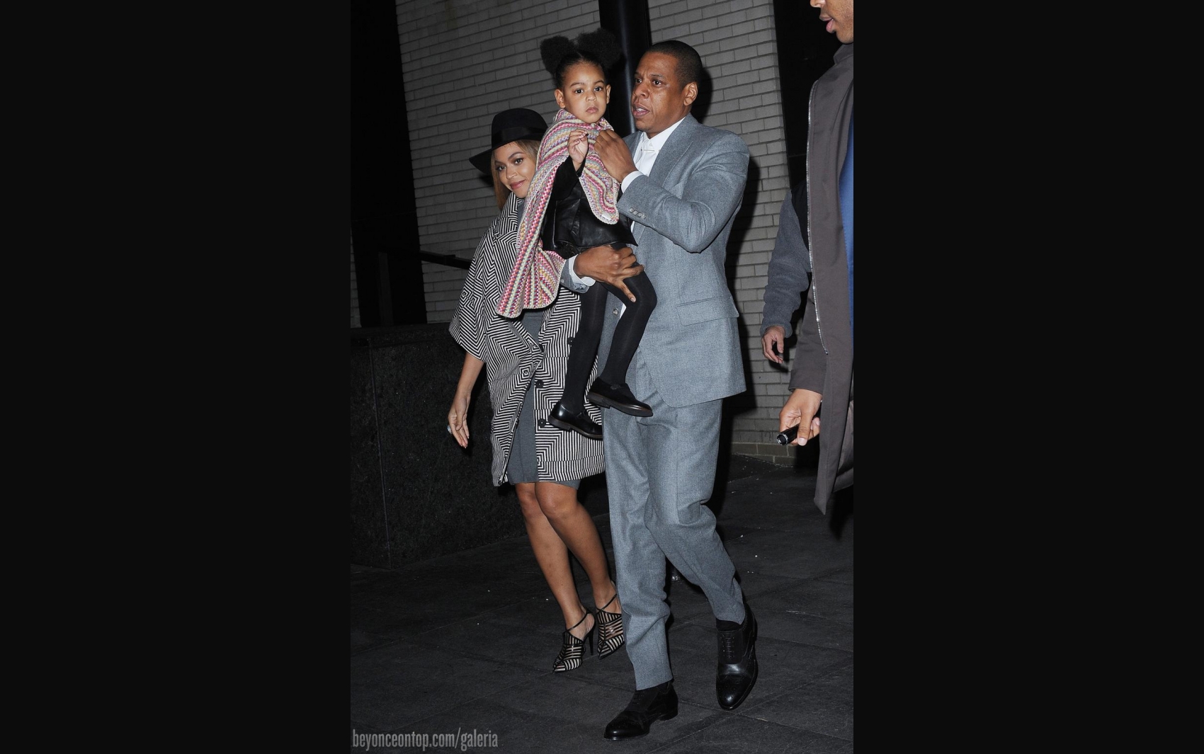 Beyonc&eacute;, Jay Z e Blue deixando a pr&eacute;-estreia do filme 'Annie', em NY