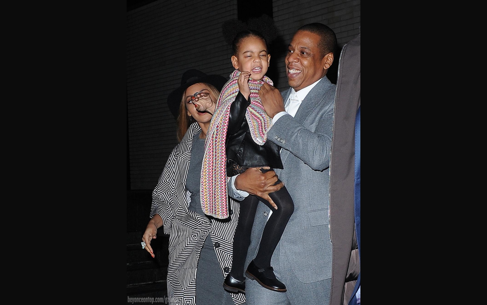 Beyonc&eacute;, Jay Z e Blue deixando a pr&eacute;-estreia do filme 'Annie', em NY