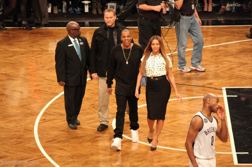 Beyonc&eacute; e Jay Z assistem ao jogo em Nova Iorque
