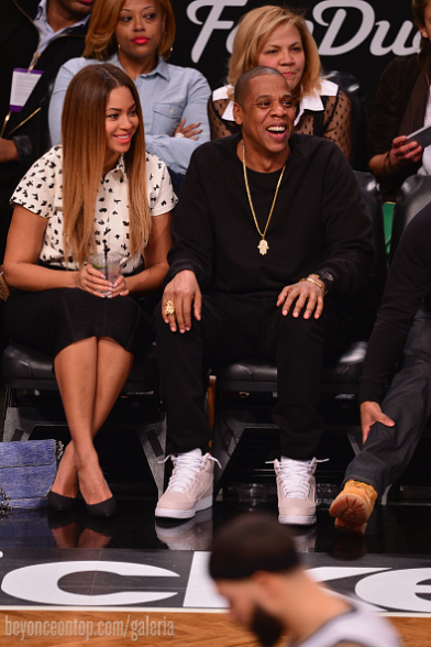 Beyonc&eacute; e Jay Z assistem ao jogo em Nova Iorque
