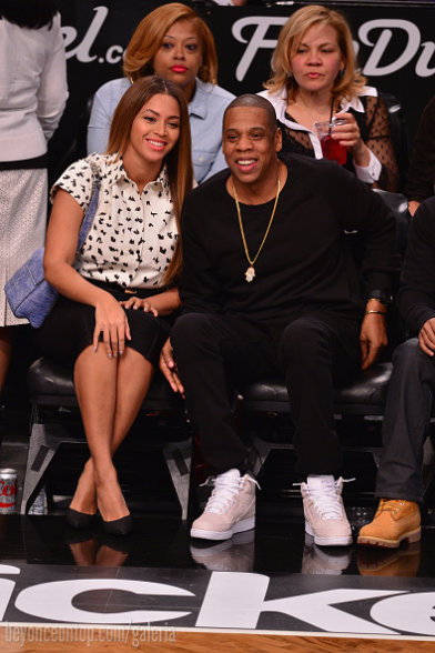 Beyonc&eacute; e Jay Z assistem ao jogo em Nova Iorque