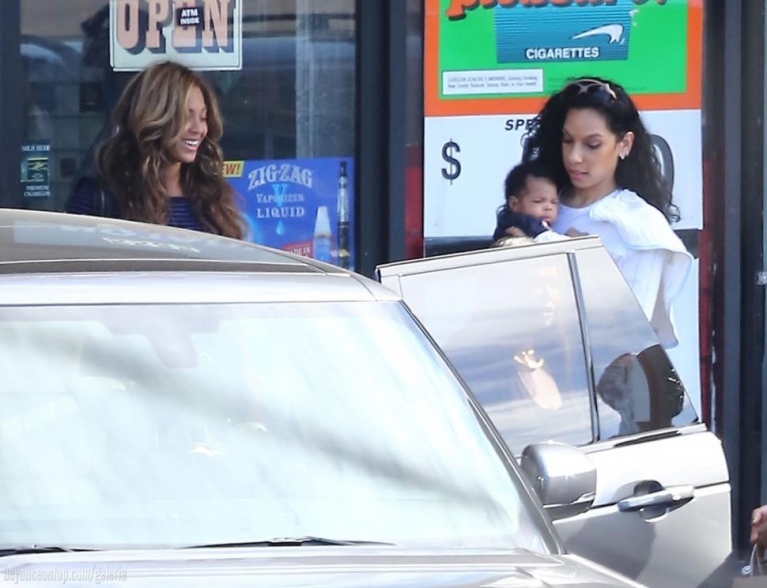 Beyonc&eacute; fotografada saindo de restaurante com sua fam&iacute;lia em Los Angeles, jan. de 2015