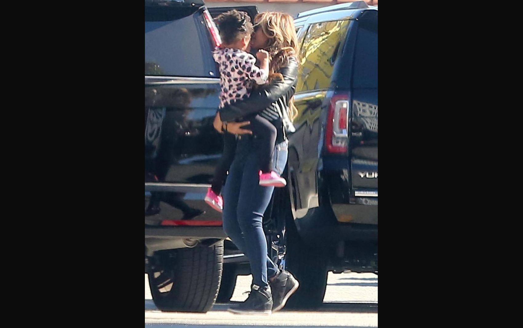 Beyonc&eacute; foi &agrave;s compras com Blue Ivy em joalheria, em Beverly Hills; jan. 2015