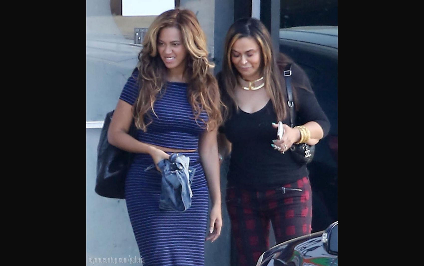 Beyoncé fotografada saindo de restaurante com sua família em Los Angeles, jan. de 2015