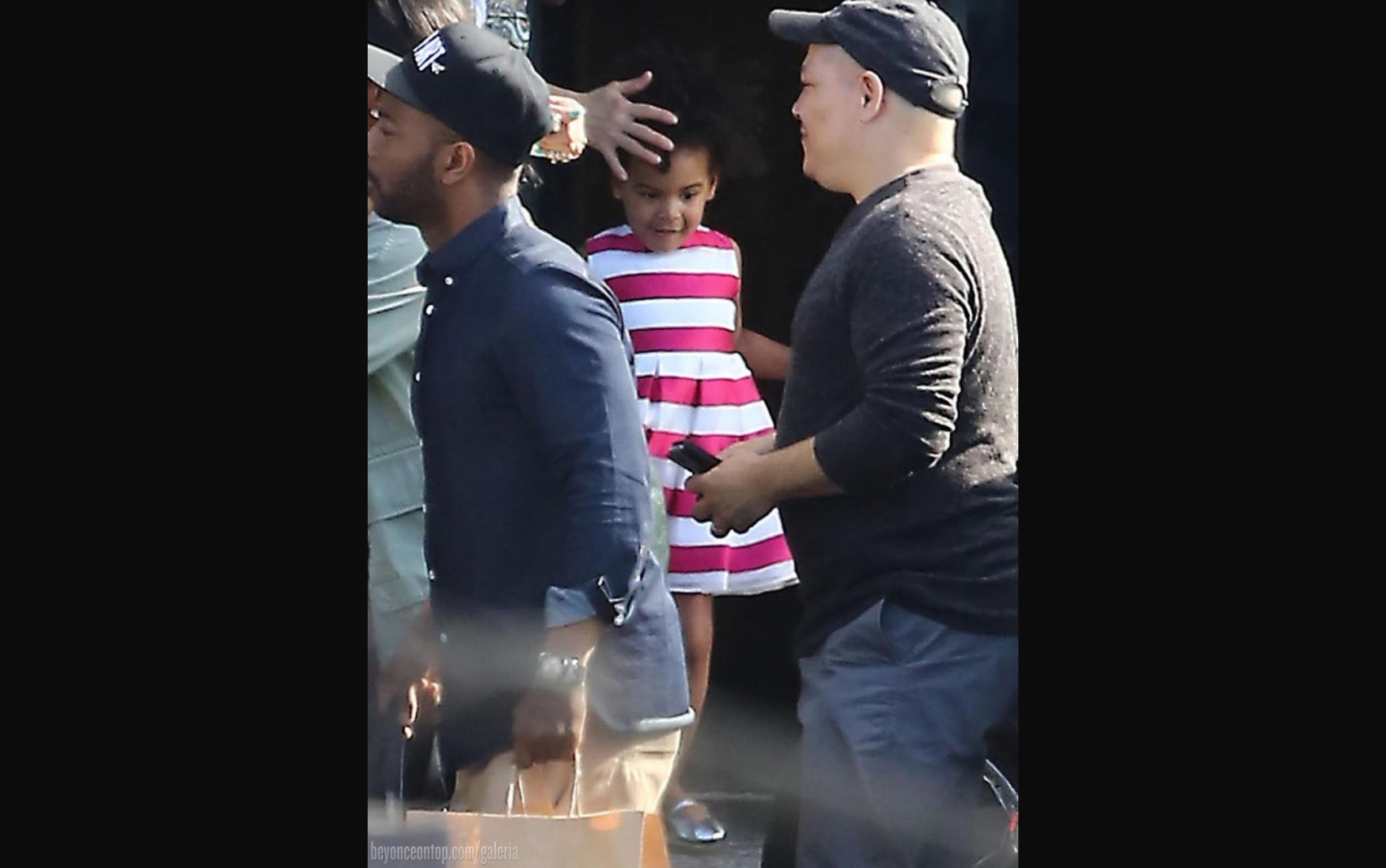 Beyonc&eacute; fotografada saindo de restaurante com sua fam&iacute;lia em Los Angeles, jan. de 2015